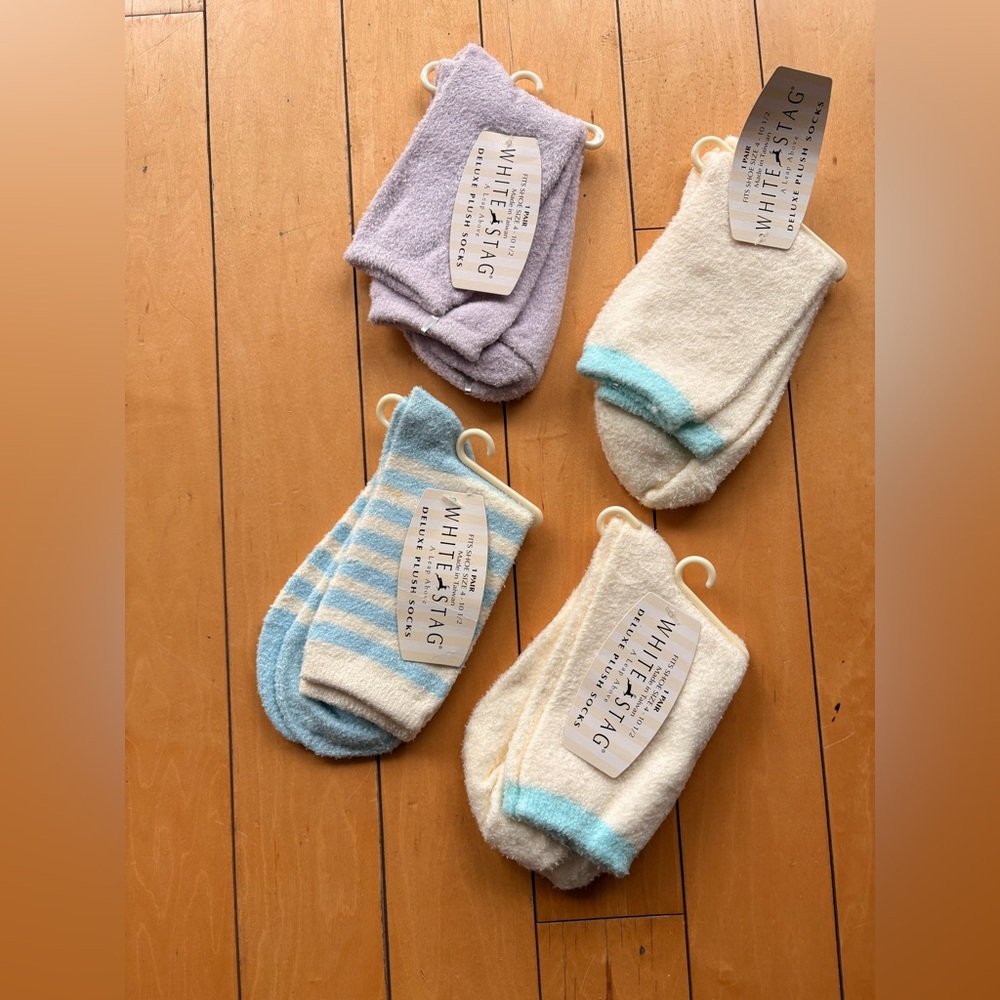 4 pairs of plush socks